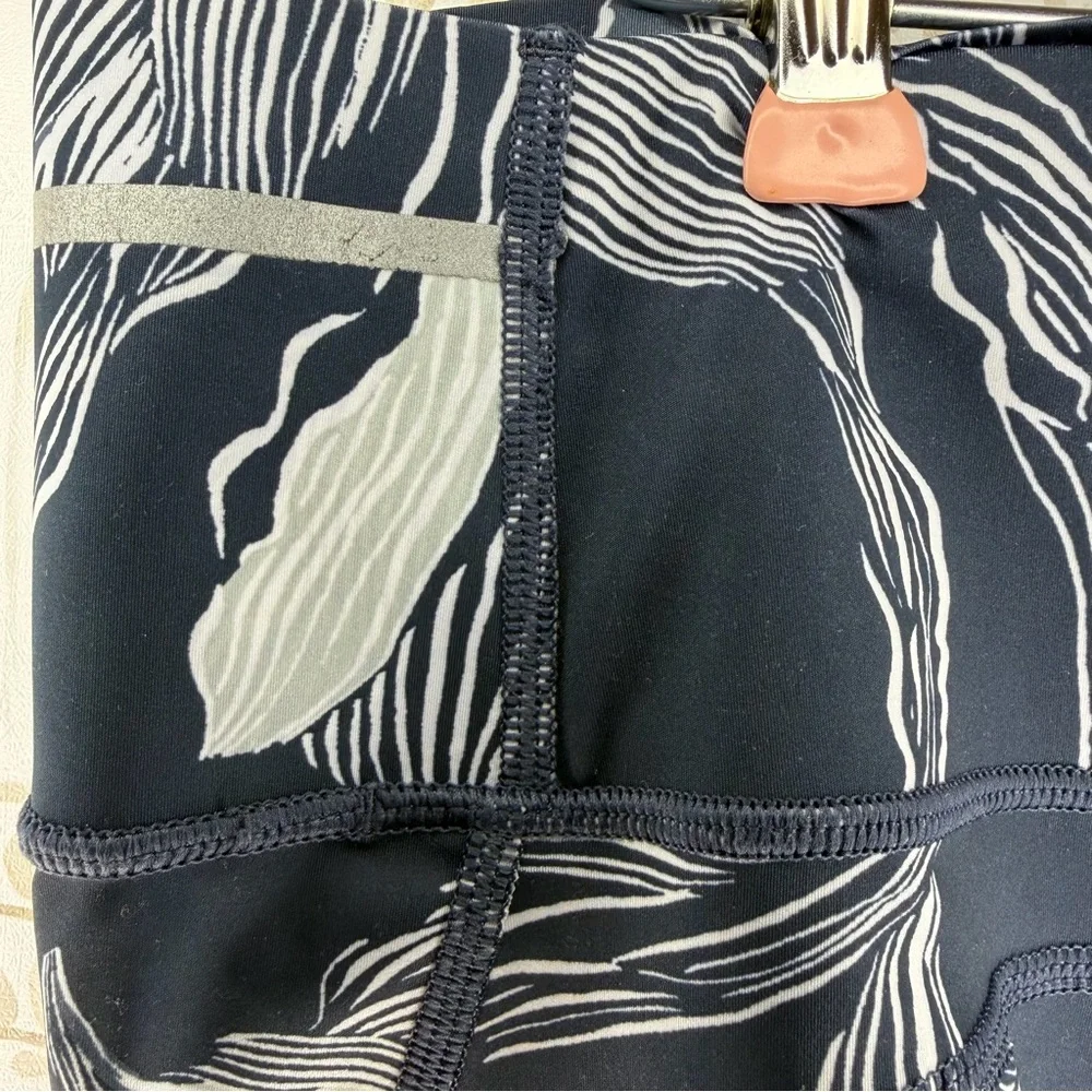 Athleta Sonic Capri Floral Print 7/8 Leggings Size Large Navy Blue High Rise - Picture 5 of 10